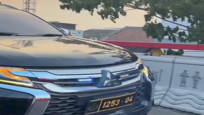 68f22e5a033bd-viral-mobil-pajero-di-bandung-membunyikan-sirine-dan-strobo_665_374.jpg