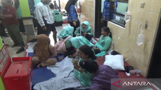 68f240f4e54ad-sejumlah-siswa-smkn-1-sine-ngawi-menjalani-perawatan-di-puskesmas-keracunan-mbg_665_374.jpeg