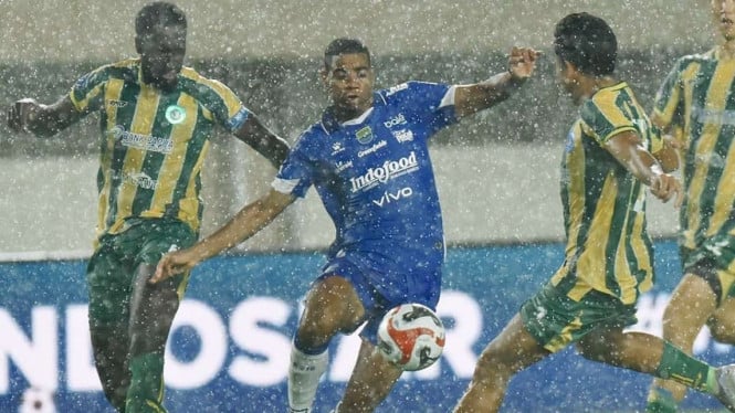 68f244592f531-duel-psbs-biak-vs-persib-bandung_665_374.jpg