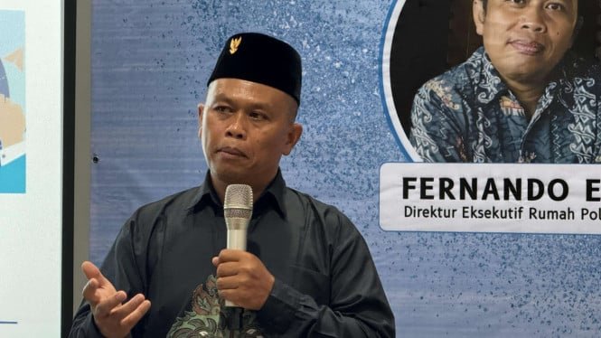 68f38d05521a5-direktur-eksekutif-rumah-politik-indonesia-rpi-fernando-emas_665_374.jpg