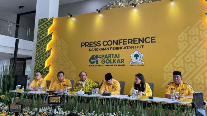 68f38d6892a95-ketua-penyelanggara-hut-ke-61-golkar-muhidin-m-said-dan-jajaran-partai-golkar_665_374.jpg