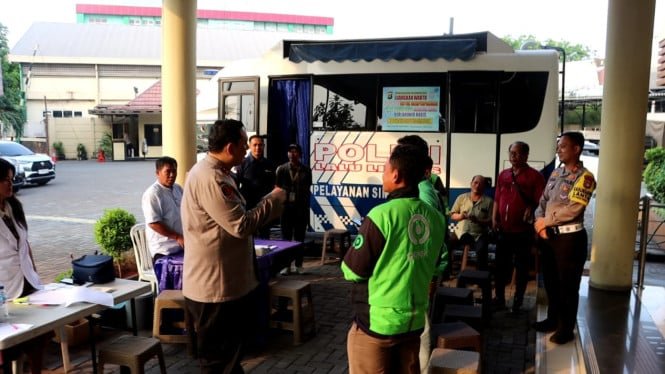 68f493ac996db-polres-pelabuhan-tanjung-priok-menggelar-perpanjangan-sim-gratis-buat-ojol_665_374.jpg