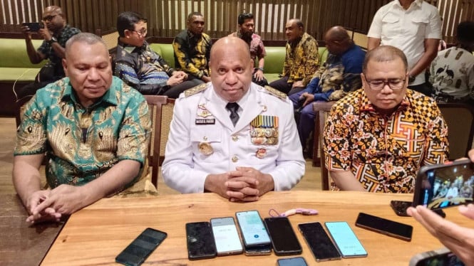 68f4e71444255-gubernur-papua-mathius-d-fakhiri-tengah_665_374.jpg