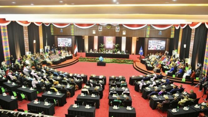 68f590a1eabe3-suasana-peringatan-hari-jadi-ke-356-tahun-provinsi-sulawesi-selatan_665_374.jpg