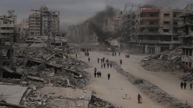 68f5973cbfaee-warga-gaza-berjalan-di-tengah-puing-reruntuhan-bangunan-saat-gencatan-senjata_665_374.jpg