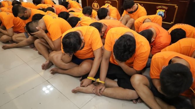 68f997ab2511d-34-peserta-pesta-seks-gay-surabaya_665_374.jpg