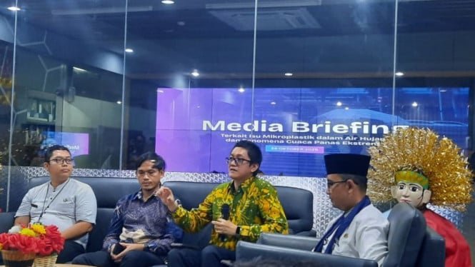 68fb6000607c6-profesor-riset-brin-muhammad-reza-cordova-kedua-dari-kanan_665_374.jpg