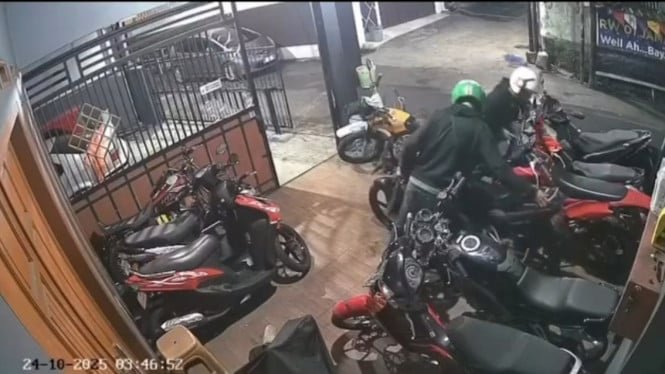 68fc7a535ad95-aksi-pencurian-motor-ninja-di-kota-bandung-terekam-cctv_665_374.jpg