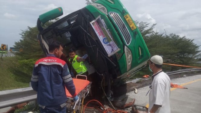 68fc97e86d17b-bus-wisata-terguling-di-tol-pemalang-3-tewas-dan-belasan-luka-luka_665_374.jpg