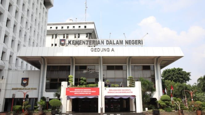 68fcbd3232659-gedung-kementerian-dalam-negeri_665_374.jpeg