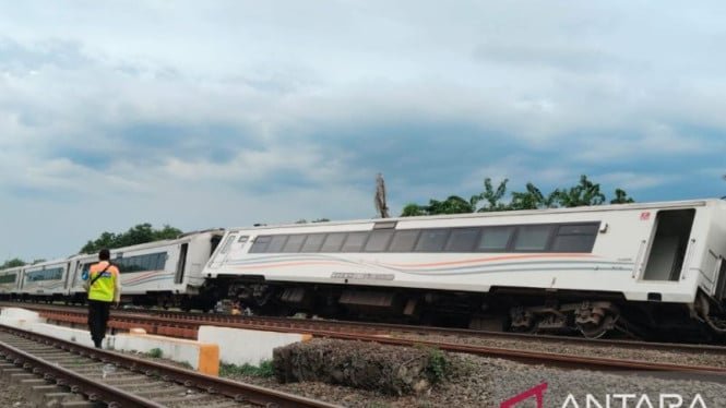 68fcc494e08a3-kereta-api-purwojaya-anjlok-di-dekat-stasiun-kedung-gedeh-bekasi_665_374.jpg