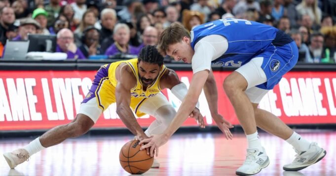 urlhttps3A2F2Fcalifornia-times-brightspot.s3.amazonaws.com2F102Fb22Fe21784204860b32c690756a1b3512Fmavericks-lakers-basketball-14591.jpg