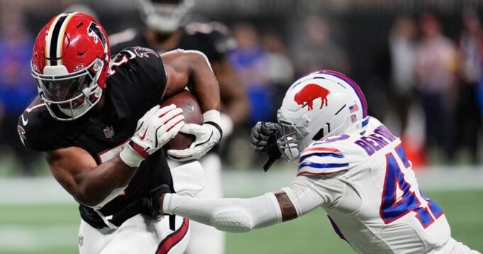 urlhttps3A2F2Fcalifornia-times-brightspot.s3.amazonaws.com2Faa2Fbb2F1fce8b194bae8325f3ea8a5be7632Fbills-falcons-football-67841.jpg