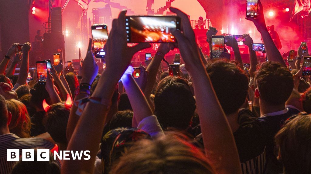 Por qué no puedes recibir señal durante festivales y partidos deportivos