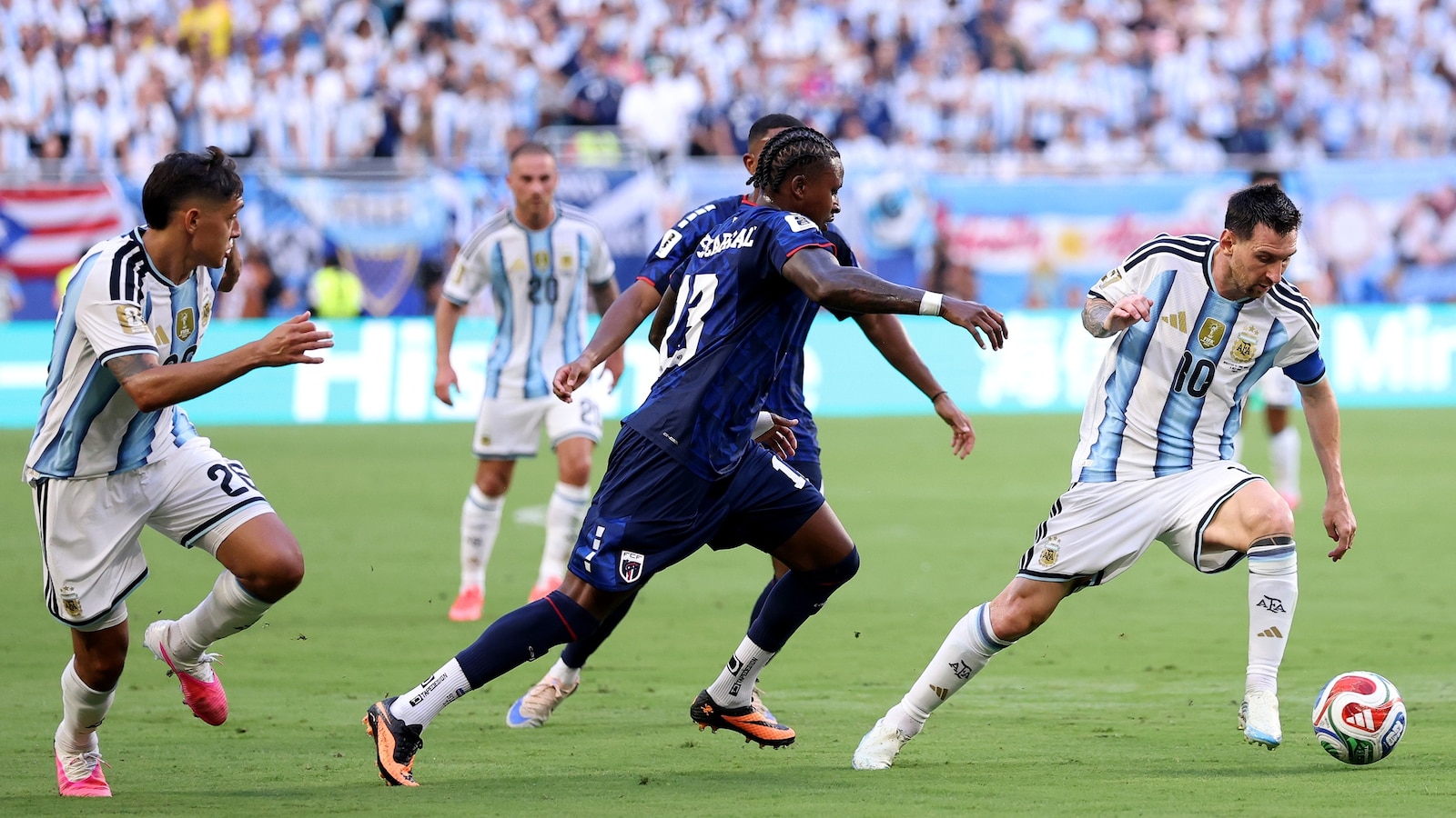 Argentina vence por poco a Cabo Verde en histórico partido del Mundial