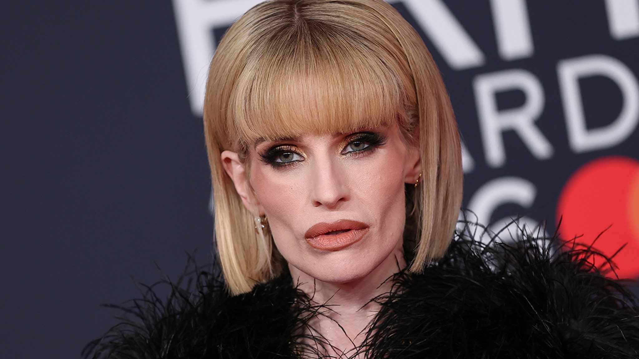 Los amigos de Kelly Osbourne se preocupan por la pérdida de peso, pero entienden que ella está de duelo