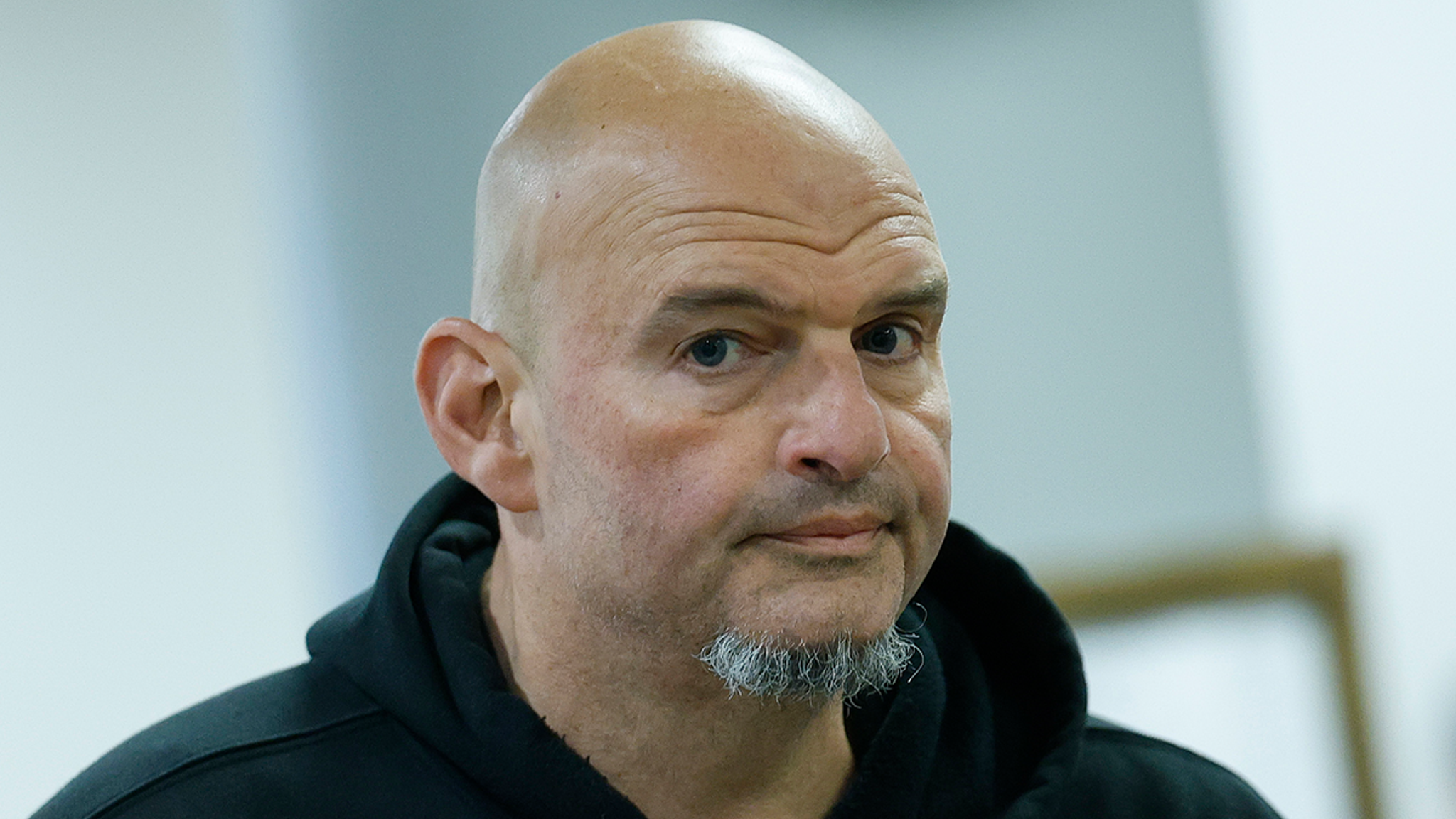 Senador John Fetterman hospitalizado tras caída