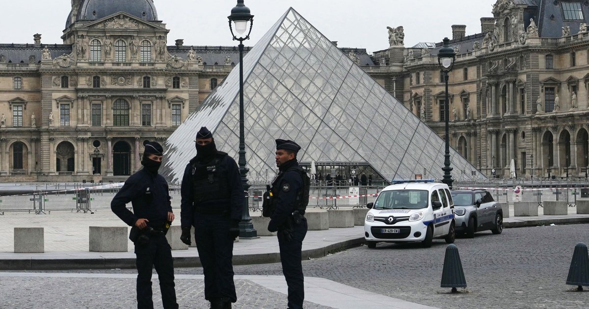 251023-louvre-mb-1120-b8e88d.jpg