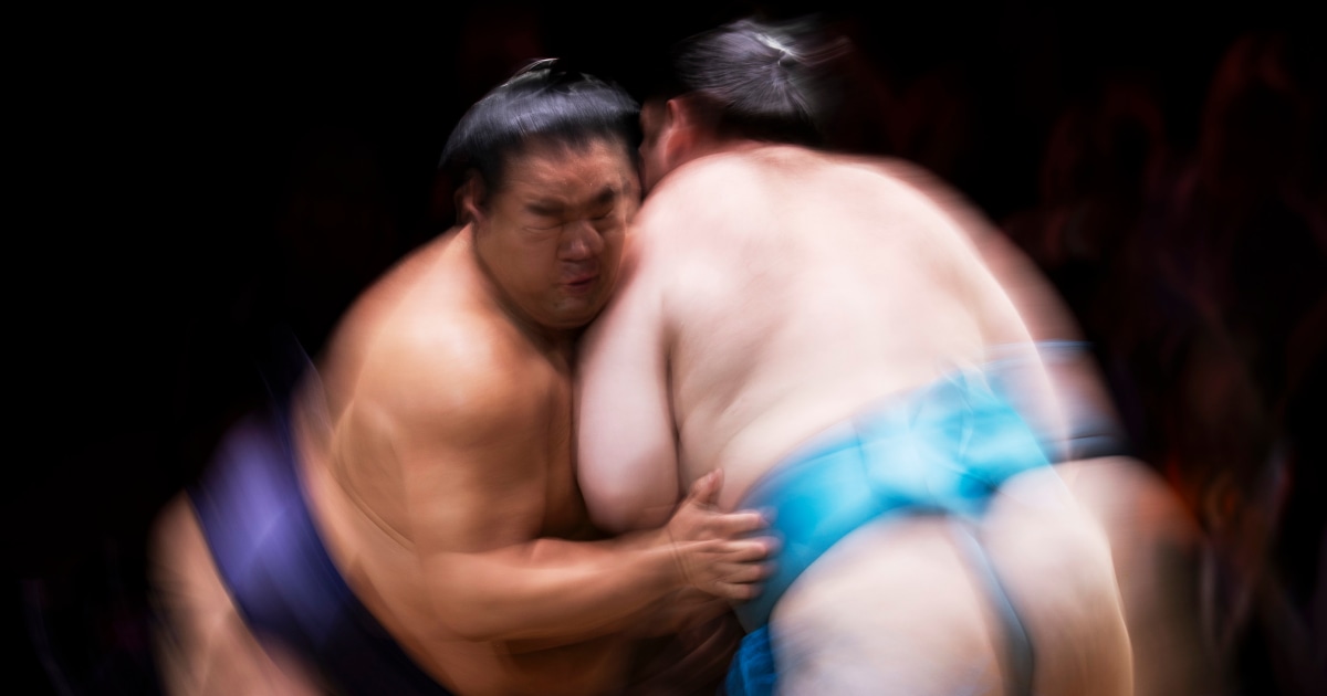 La primera mujer líder de Japón lucha contra la prohibición de las mujeres en el sumo