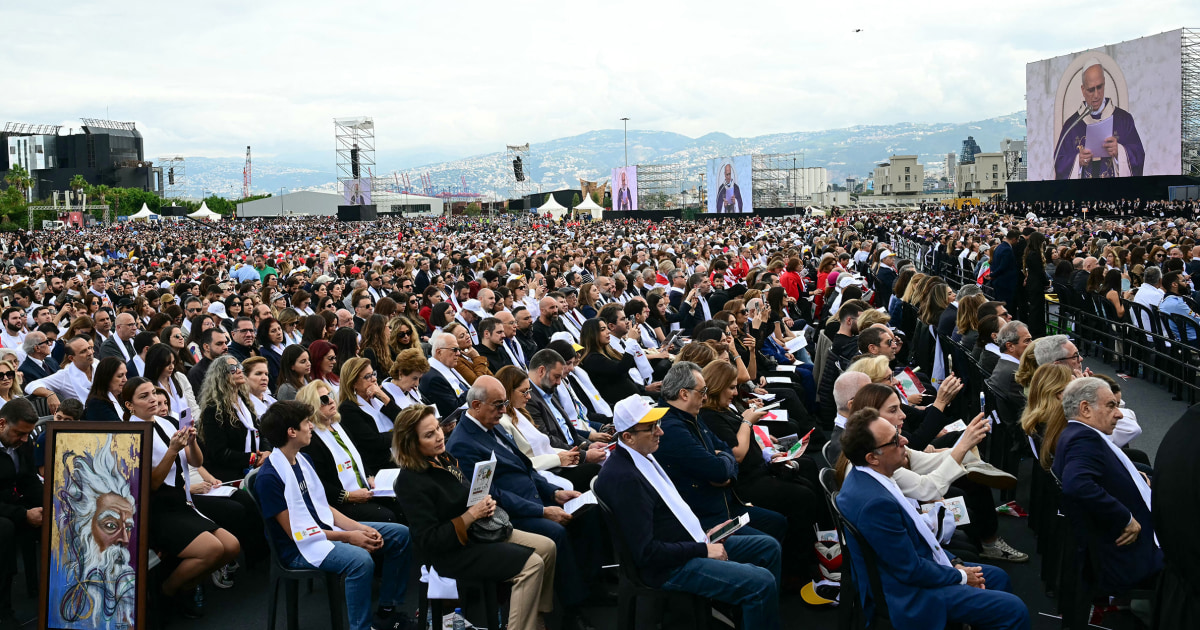 Decenas de miles saludan al Papa en el lugar de la gran explosión en Beirut