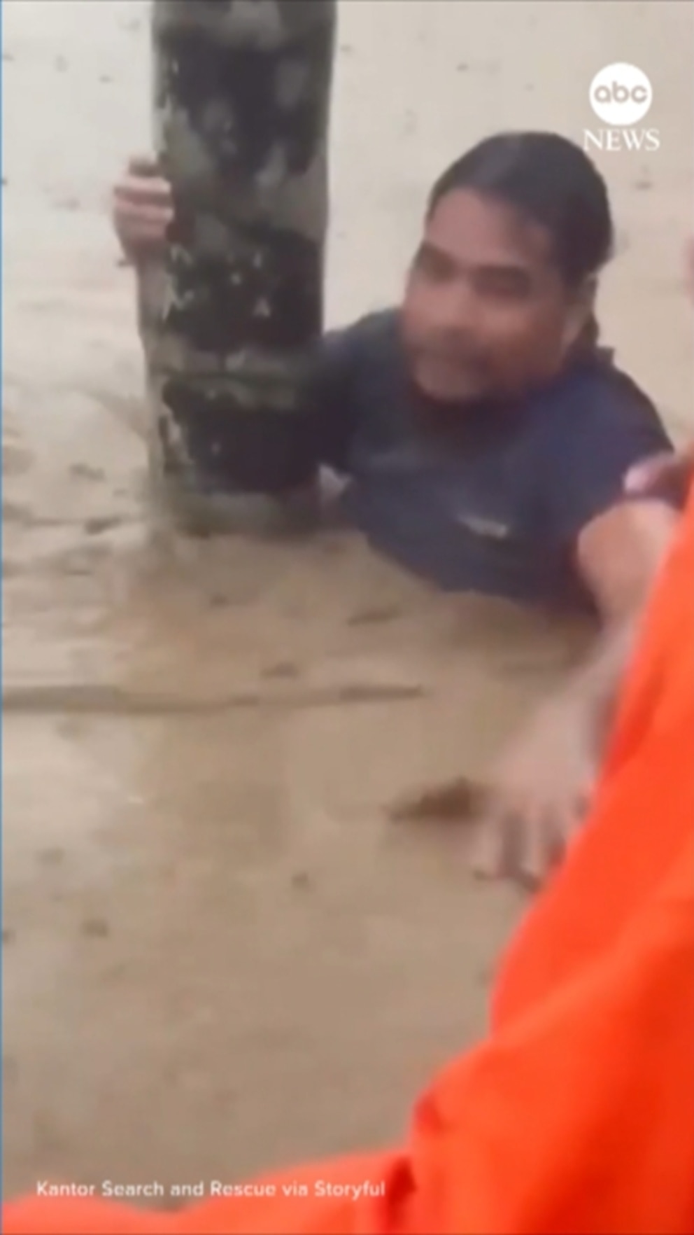 MIRAR: Los rescatistas salvan a hombres aferrados a los árboles en medio de inundaciones mortales en Indonesia