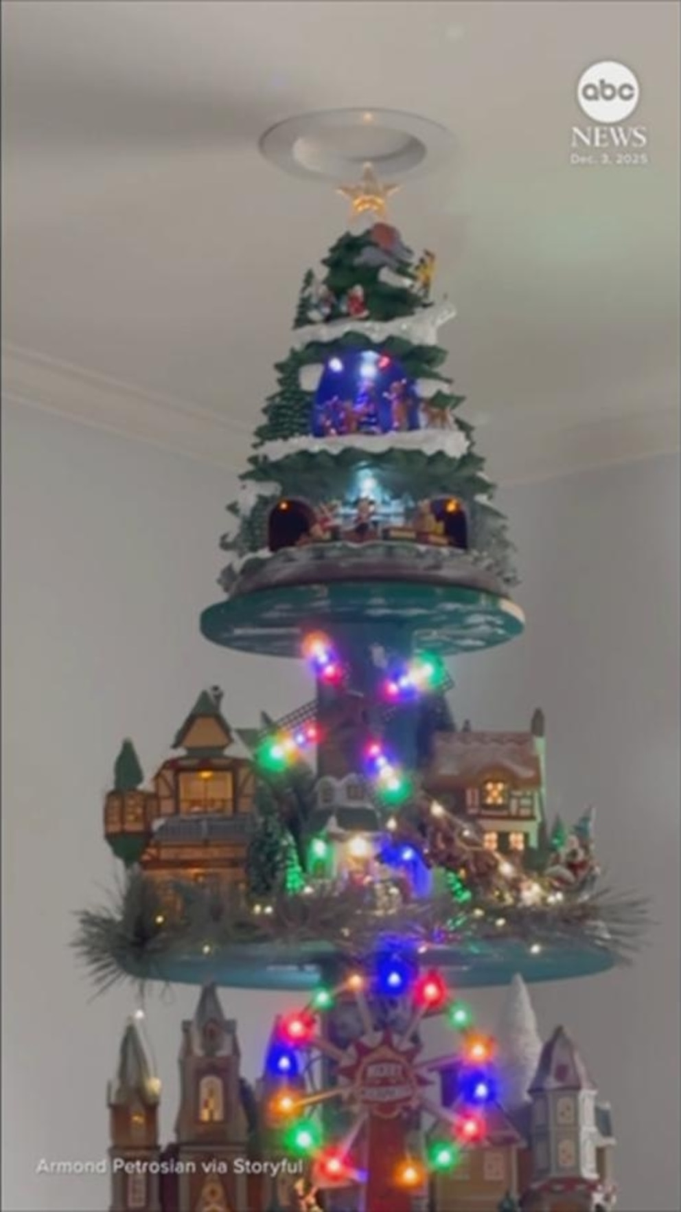 Vídeo Un árbol de Navidad único con pueblos navideños integrados y trenes de juguete