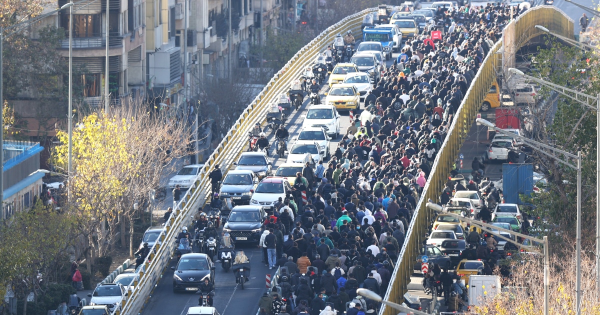 Estallan protestas en Irán mientras la moneda alcanza un nivel récord