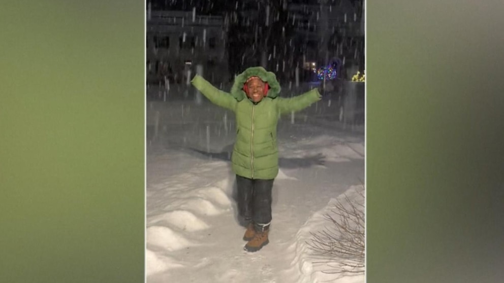 MIRAR: La primera experiencia de una madre jamaicana con la nieve se vuelve viral