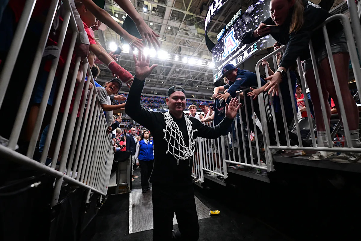 Con Arizona a punto de ganar el título, Tommy Lloyd es el mejor entrenador del baloncesto universitario. ¿Se quedará en Tucson o huirá a pastos más azules?