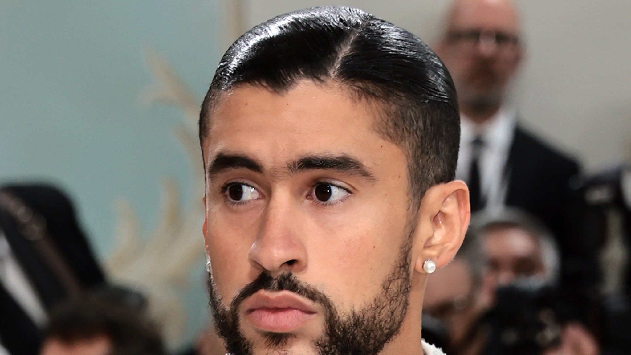 Bad Bunny pone sus manos en una exhibición de museo, lo que provocó reprimendas oficiales