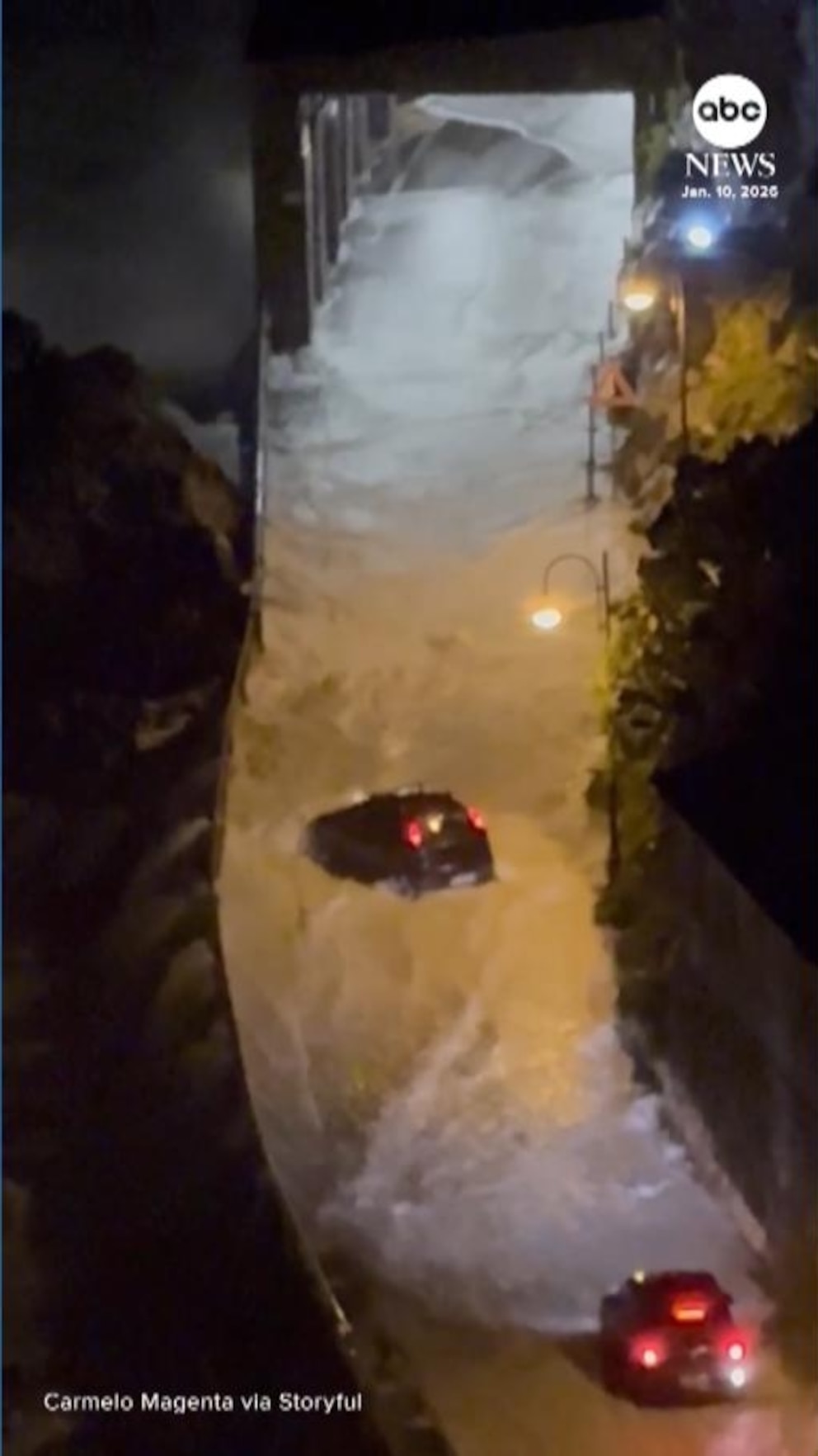 MIRAR: Los conductores dan la vuelta para evitar grandes olas en la carretera costera italiana