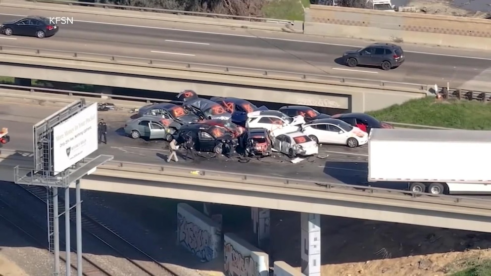 MIRAR: Policía: Una densa niebla provoca un choque fatal de 17 autos en Fresno, California.