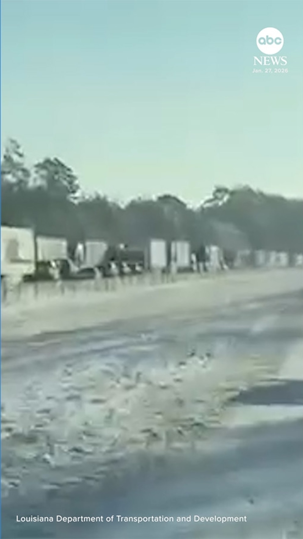 Video Retrocediendo vehículos de 18 ruedas en la autopista Louisiana después de la tormenta invernal