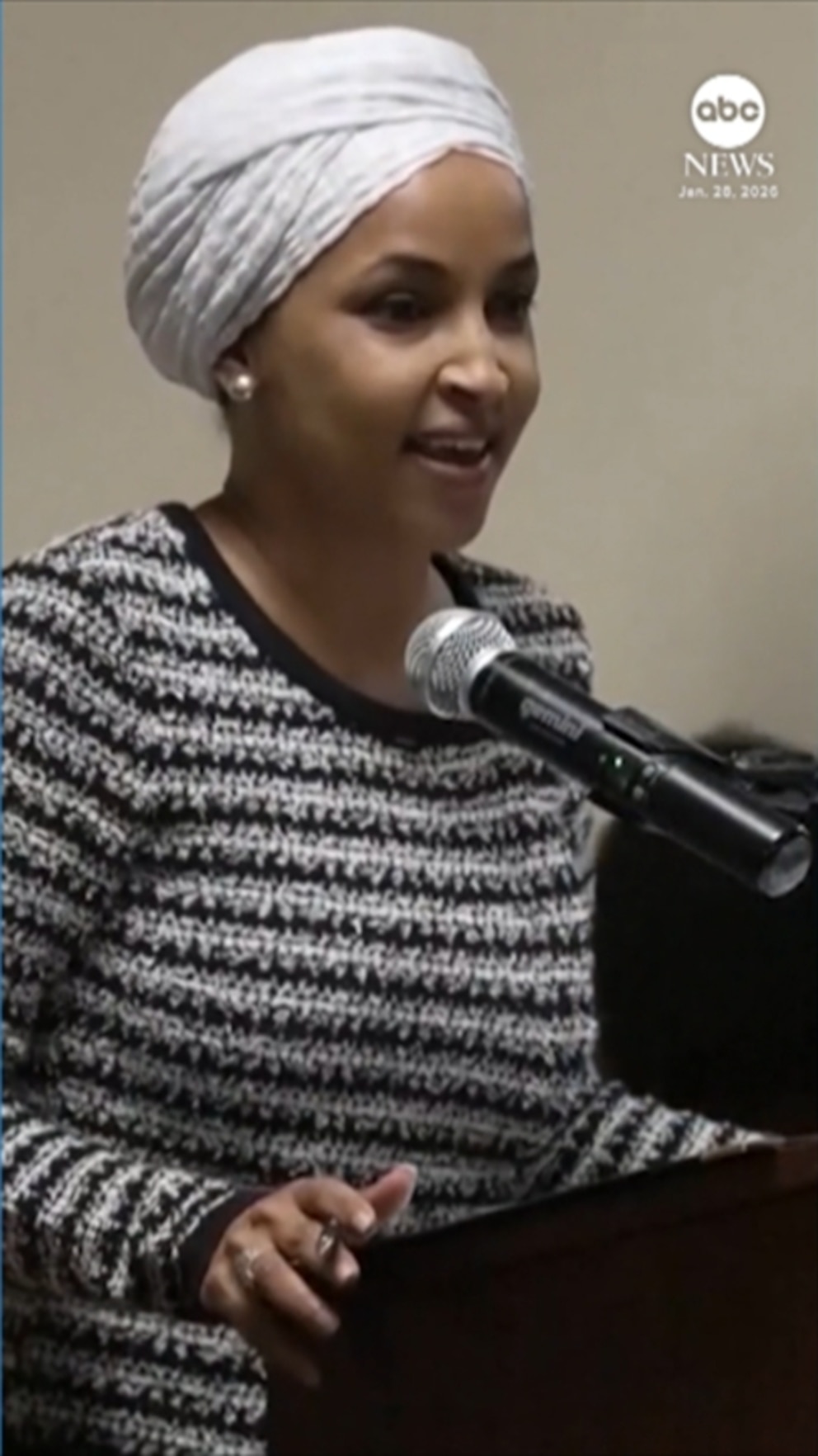 Hombre arrestado después de acusar a la representante Omar y rociarla con líquido durante el ayuntamiento