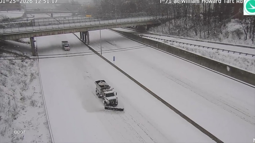 El conductor del quitanieves de Ohio le muestra a David Muir cómo despejar el camino para un bebé hospitalizado