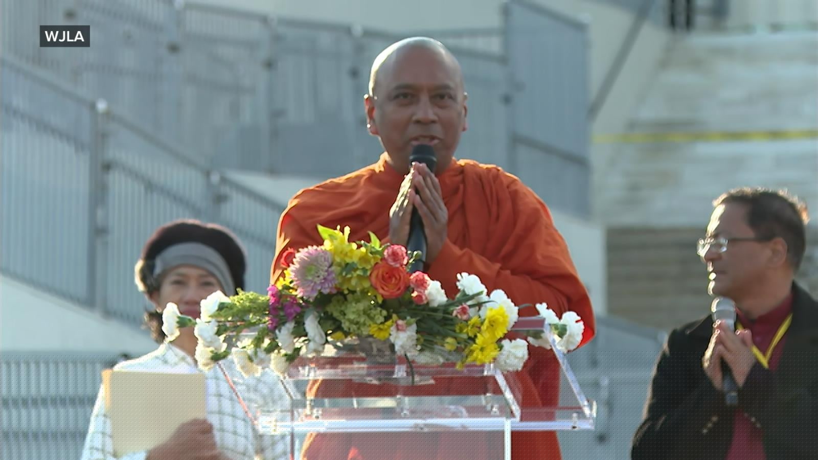 Video Monjes budistas llegan al Monumento a Lincoln y regresan en una marcha por la paz de 2.300 millas