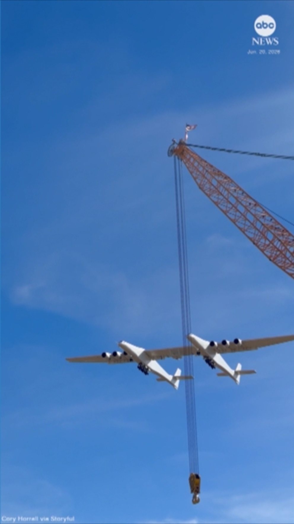 MIRAR: Trabajador de la construcción captura el sobrevuelo de un enorme avión de doble cuerpo