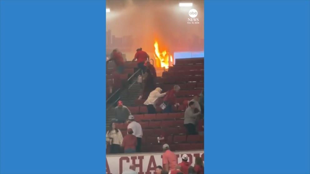 Video Una máquina de palomitas de maíz se incendia durante un partido de baloncesto universitario