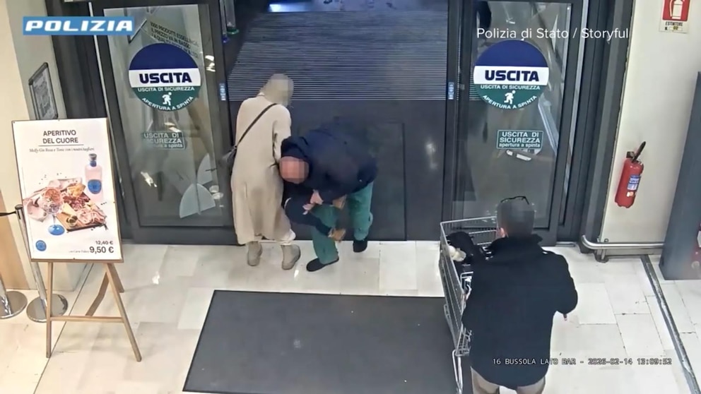 MIRA: Un hombre es visto arrebatándole un niño a su madre en un supermercado italiano