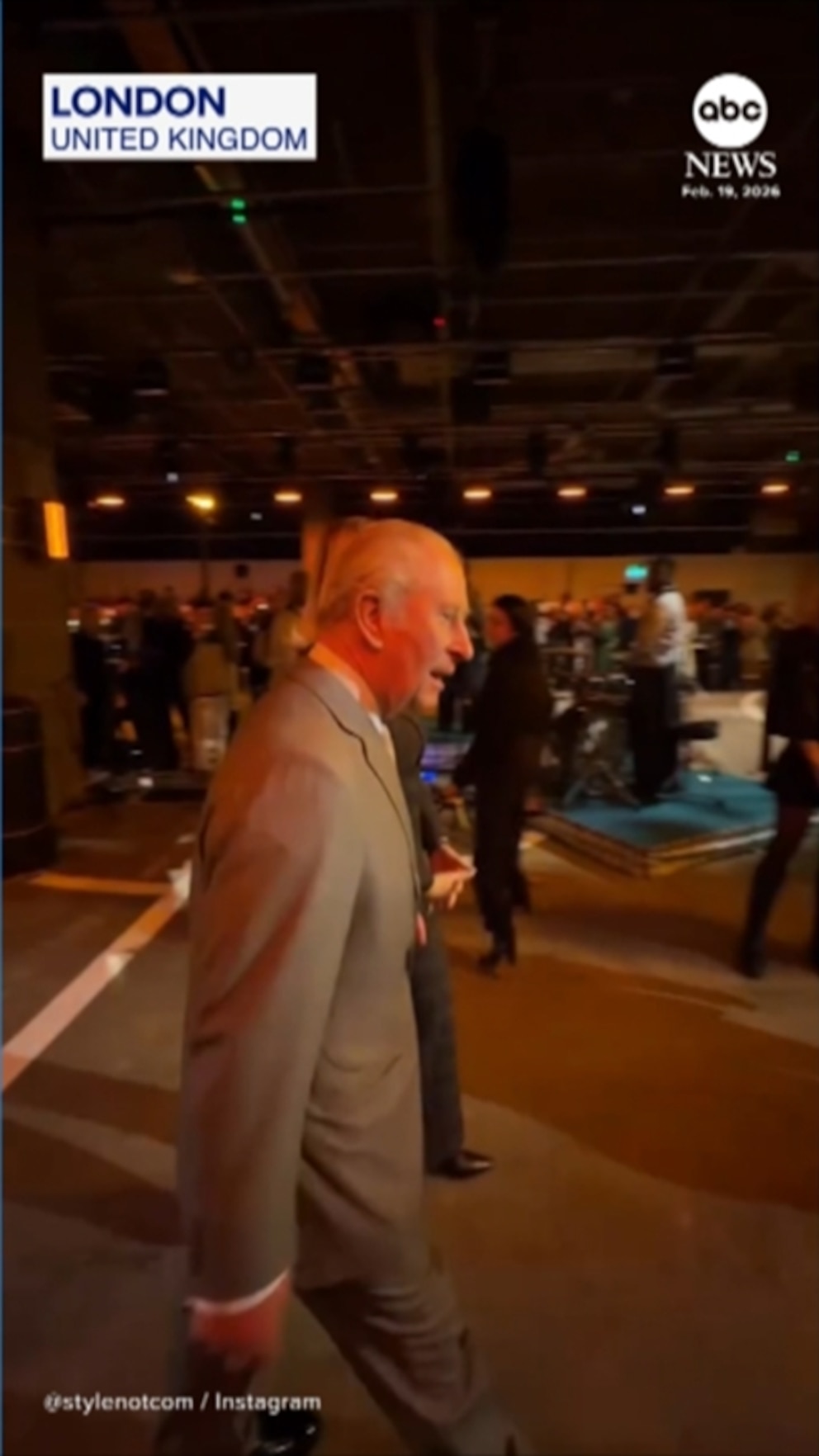 Vídeo El rey Carlos llega al desfile de la Semana de la Moda de Londres tras el arresto de su hermano