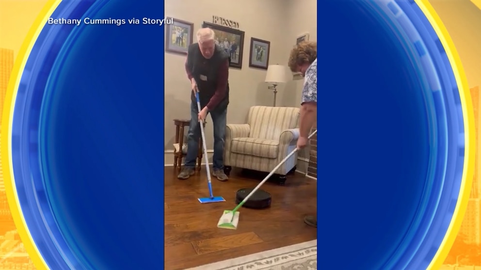 MIRAR: Una pareja recrea un evento de curling dentro de su casa