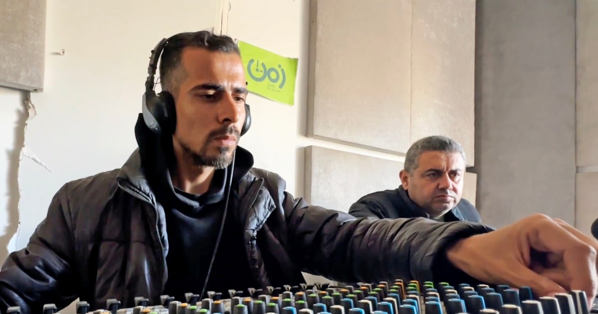 Desde los escombros, el espectáculo debe continuar para una de las emisoras de radio supervivientes de Gaza