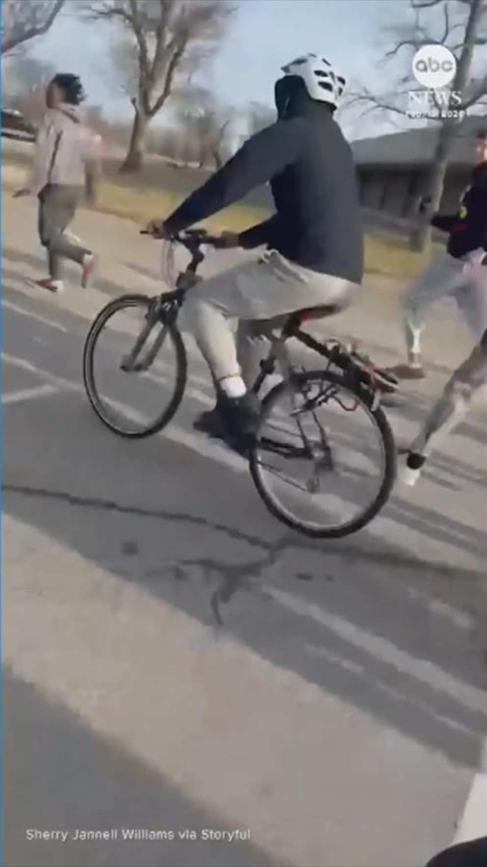 Video Adolescente aprende a andar en bicicleta con el apoyo vocal de sus compañeros de equipo