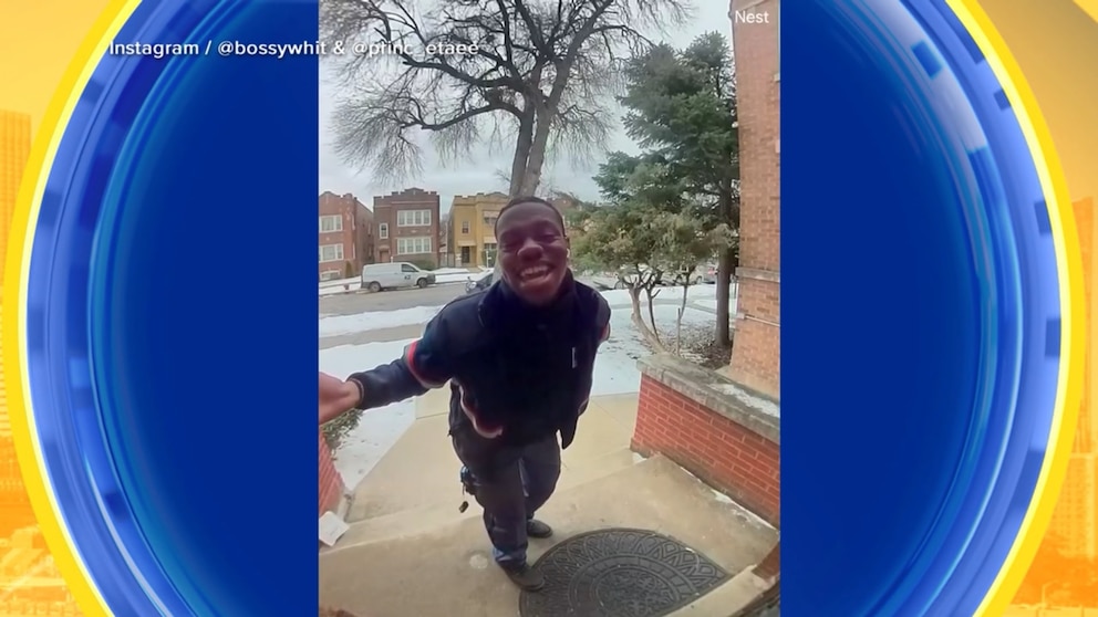 MIRAR: El cartero cantante se vuelve viral