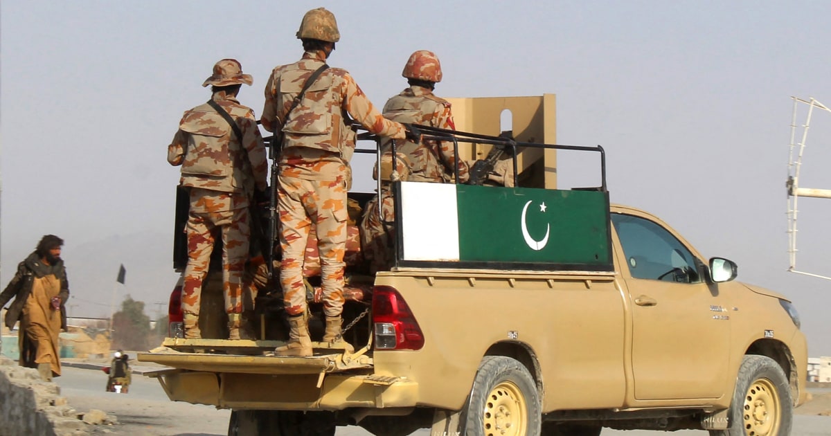 Pakistán juega el papel de pacificador en una guerra mientras lucha en otra