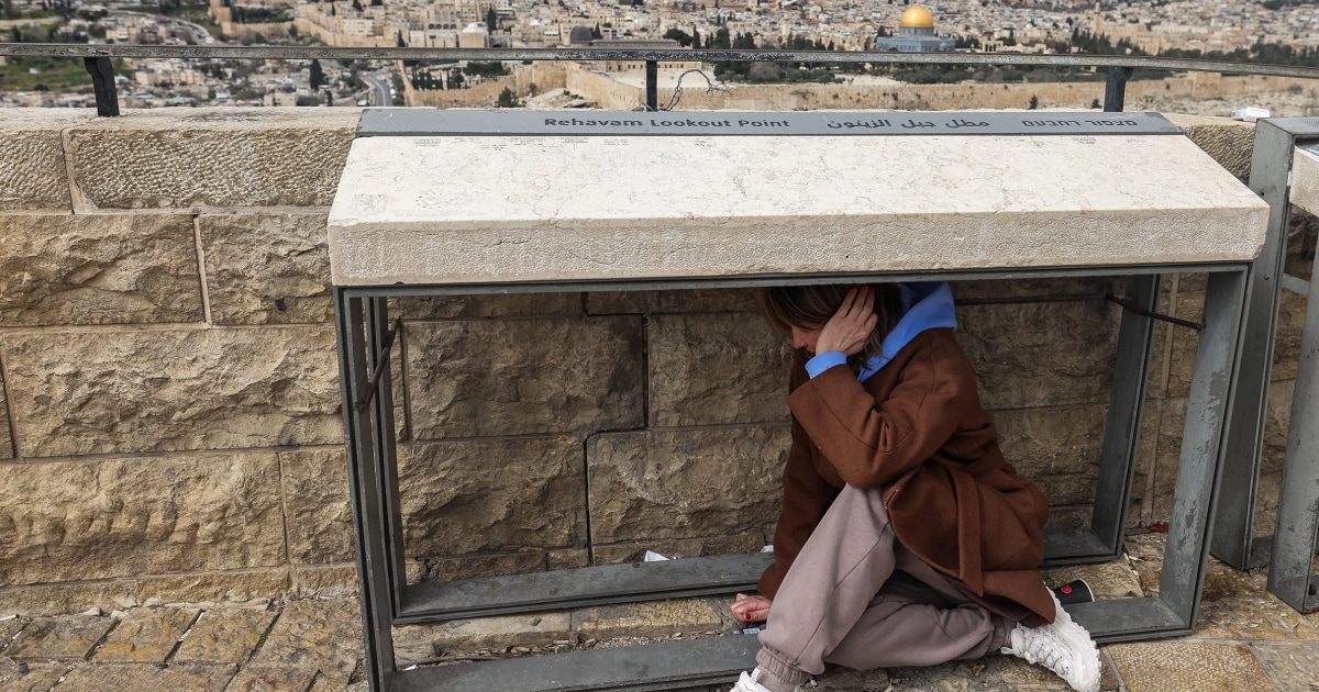 Israelíes buscan refugio mientras Irán lanza ataques de represalia