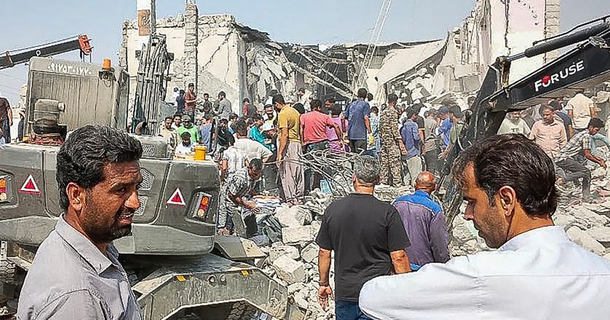 Lo que sabemos sobre el ataque contra una escuela en Irán mientras aumenta el número de víctimas