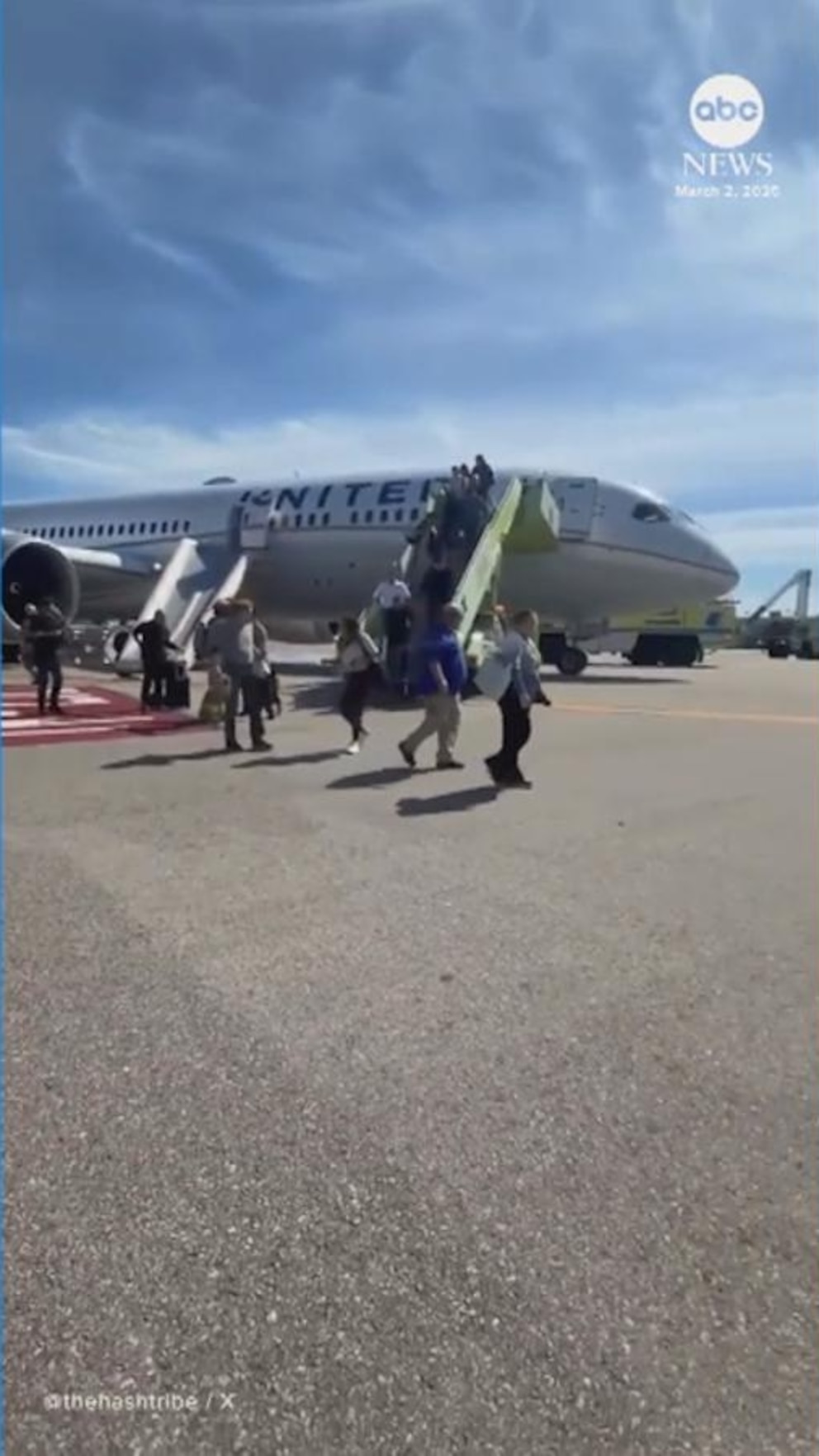 Video Pasajeros se deslizan del avión tras incendio en el motor de un vuelo de United