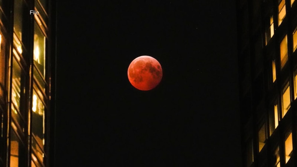 MIRAR: La luna llena de marzo provoca un eclipse lunar total