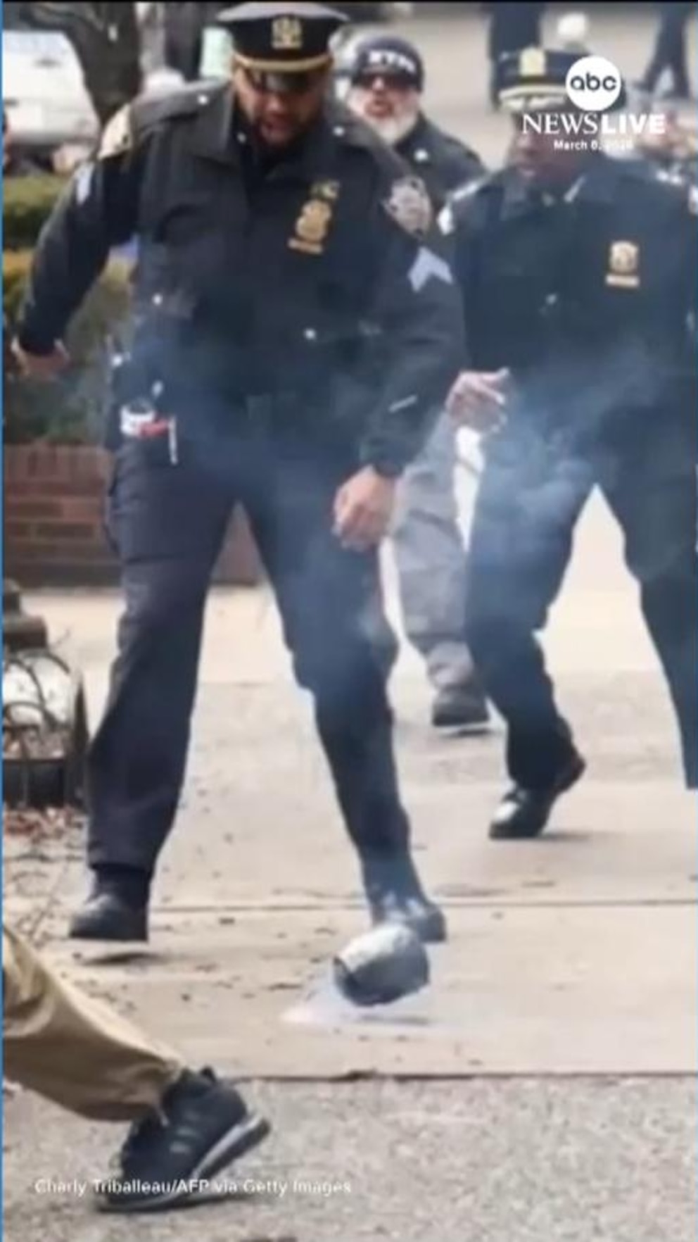 Video del artefacto explosivo improvisado lanzado durante protestas en duelo frente a la casa del alcalde de Nueva York: policía